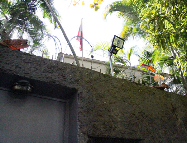 Забор российского торгпредства в Рио-де-Жанейро. Средства защиты периметра: светильник с датчиком движения, колючая проволока. Мягко говоря, есть куда расти.