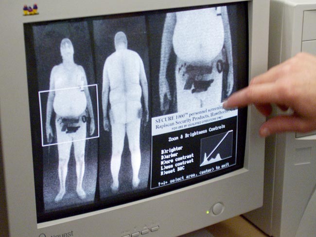 Раздевающий сканер в прямом смысле разоблачает вас. Но по соображениям приличия зона половых органов обычно размывается. Маленький "Браунинг" в трусах стал бы темным пятном