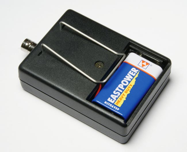 Тестовый генератор TPG1000 Lite запитывается от батареи 9В и имеет клипсу для надежного крепления за поясом или в кармане